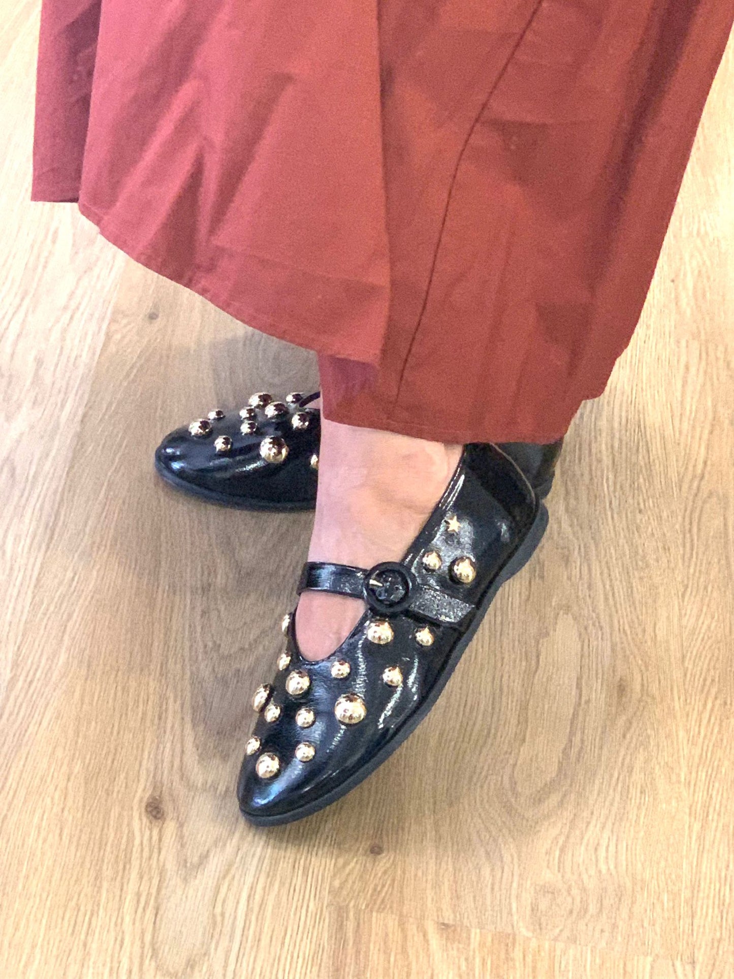 Sabrinas Pretas em Pele e Tachas