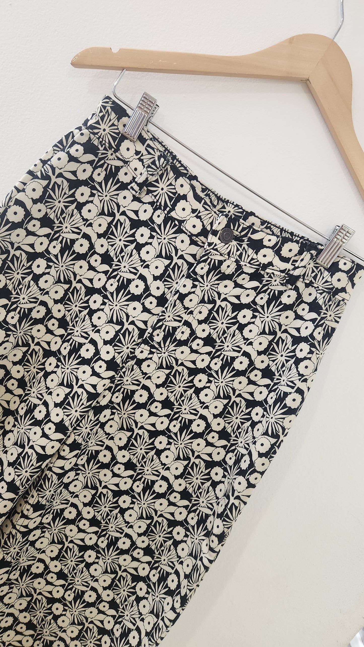 Calças com estampado de flores