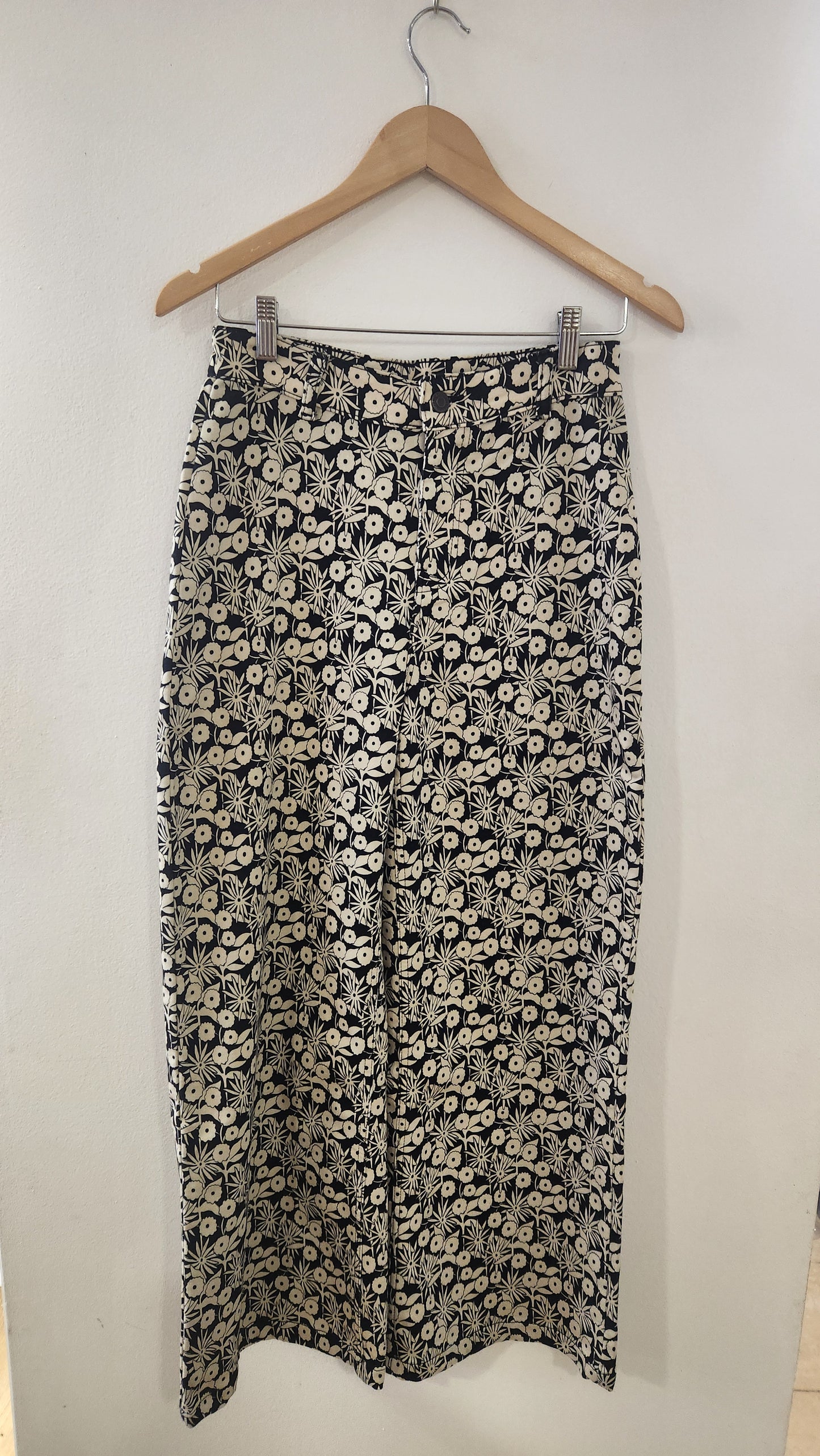 Calças com estampado de flores