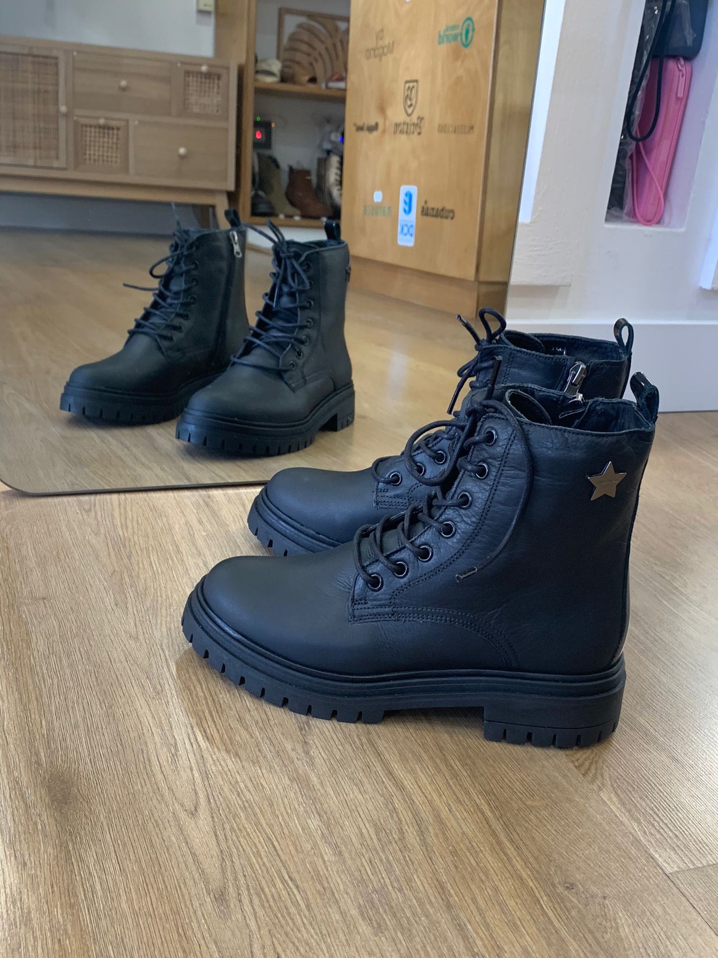 Botas Pretas em Pele