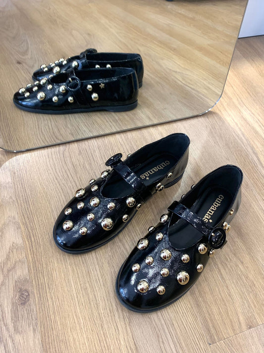 Sabrinas Pretas em Pele e Tachas