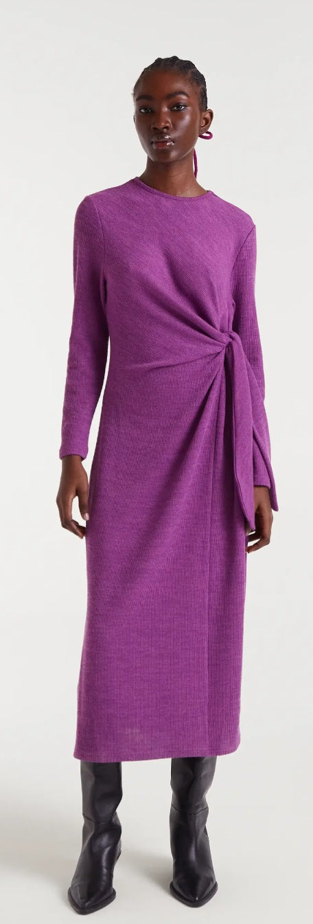 Vestido longo de malha canelado. Decote redondo e manga comprida.