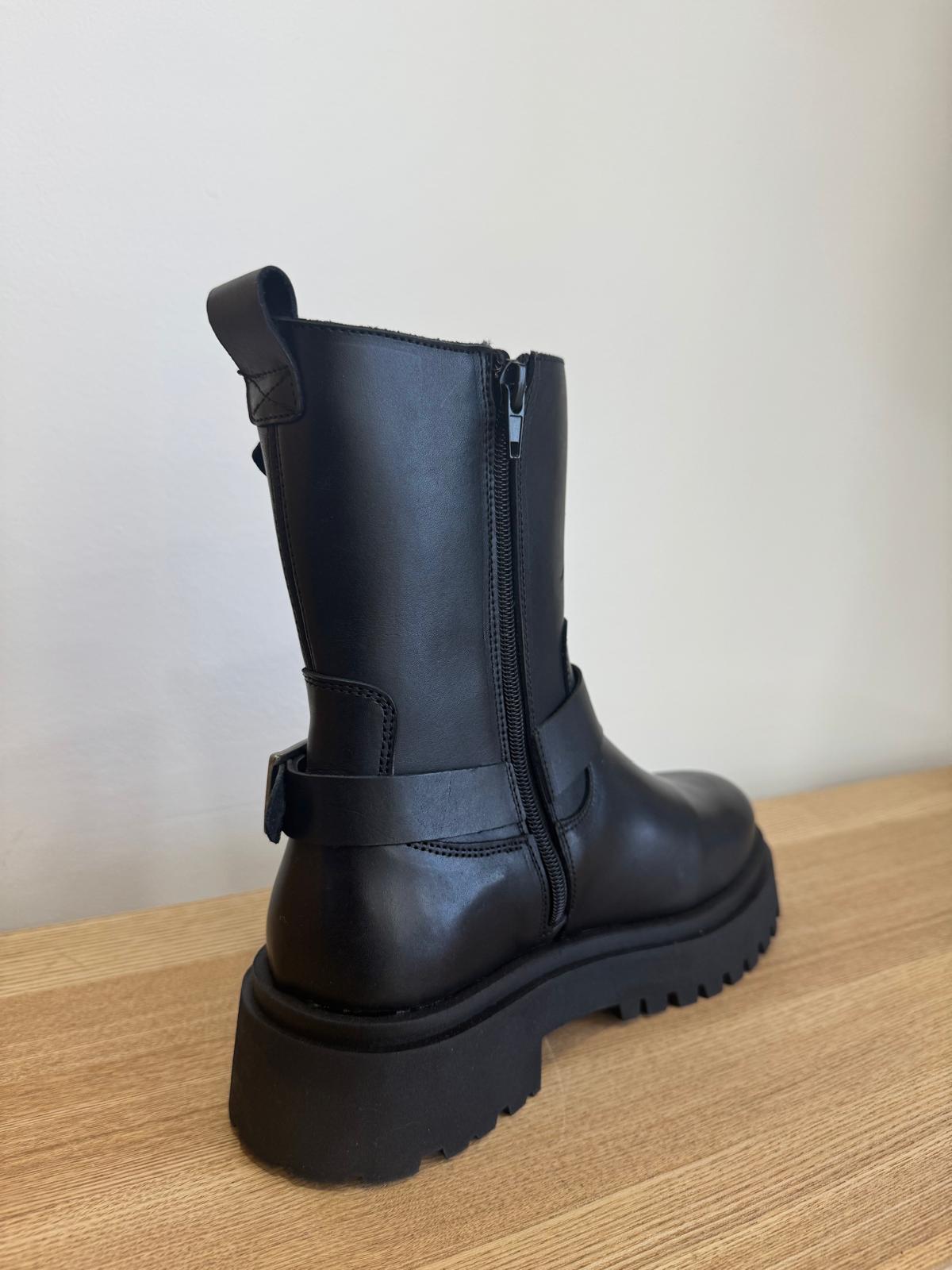 Botas Pretas em Pele