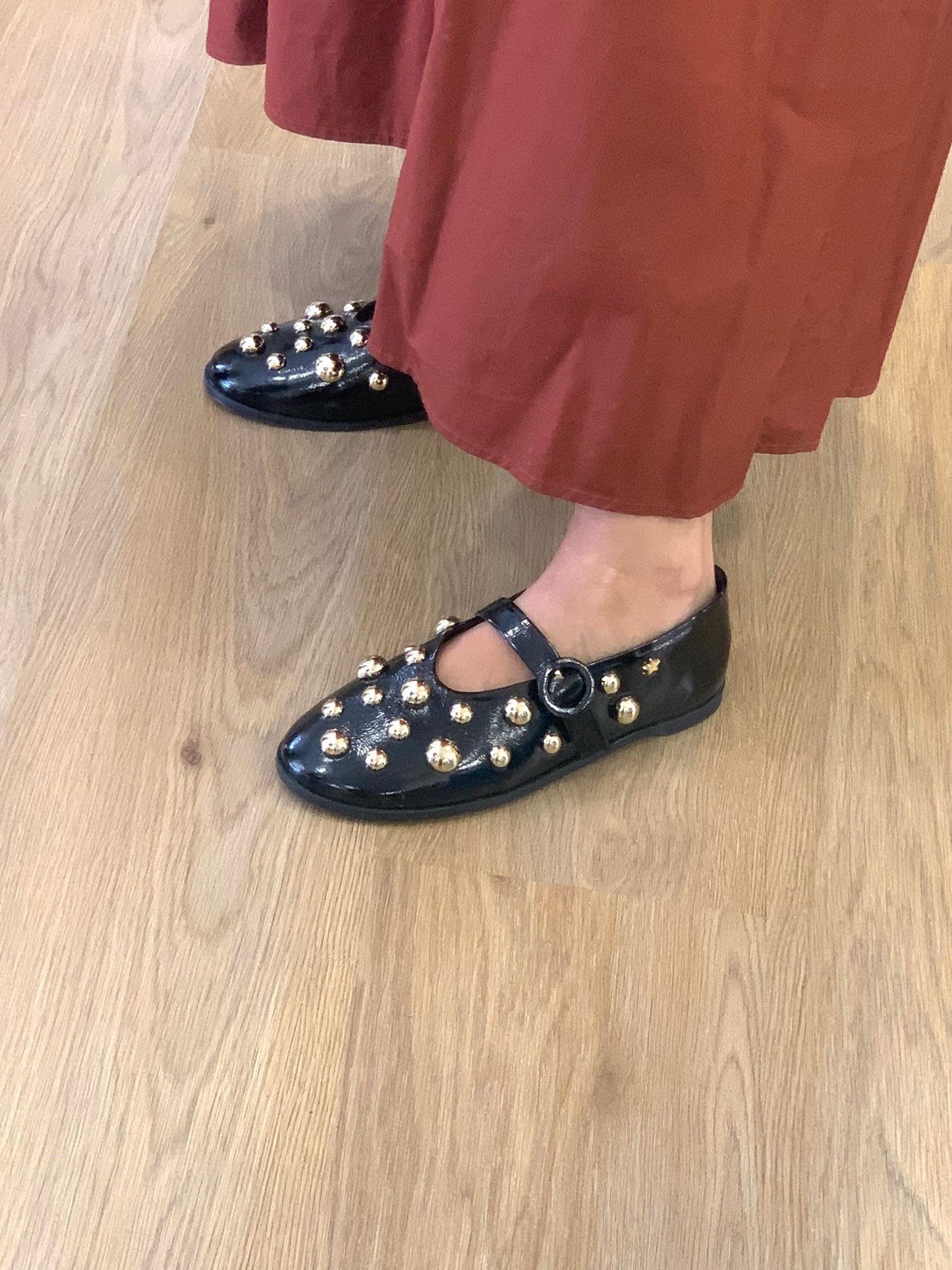 Sabrinas Pretas em Pele e Tachas