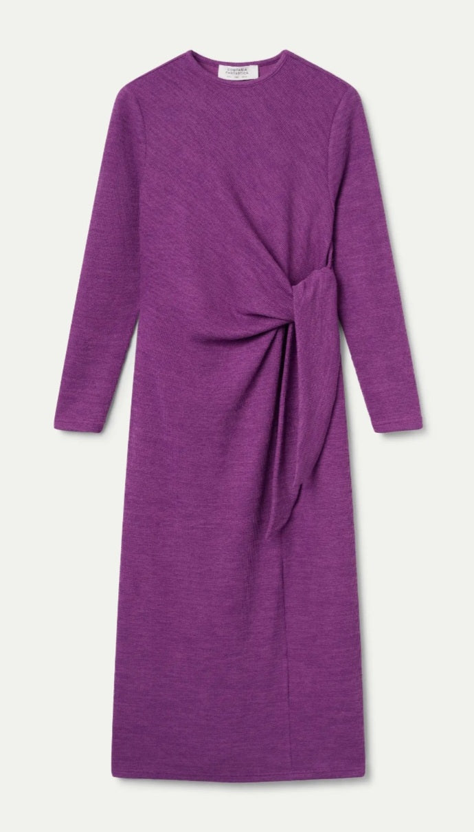 Vestido longo de malha canelado. Decote redondo e manga comprida.