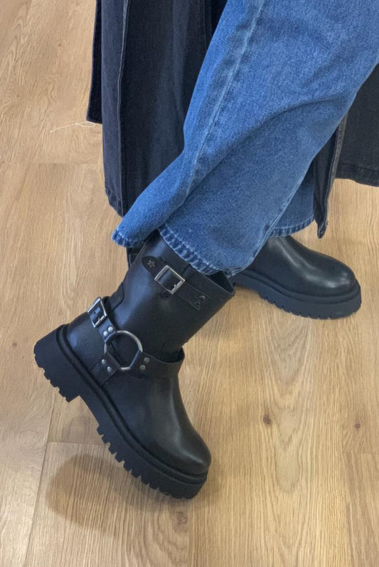 Botas Pretas em Pele